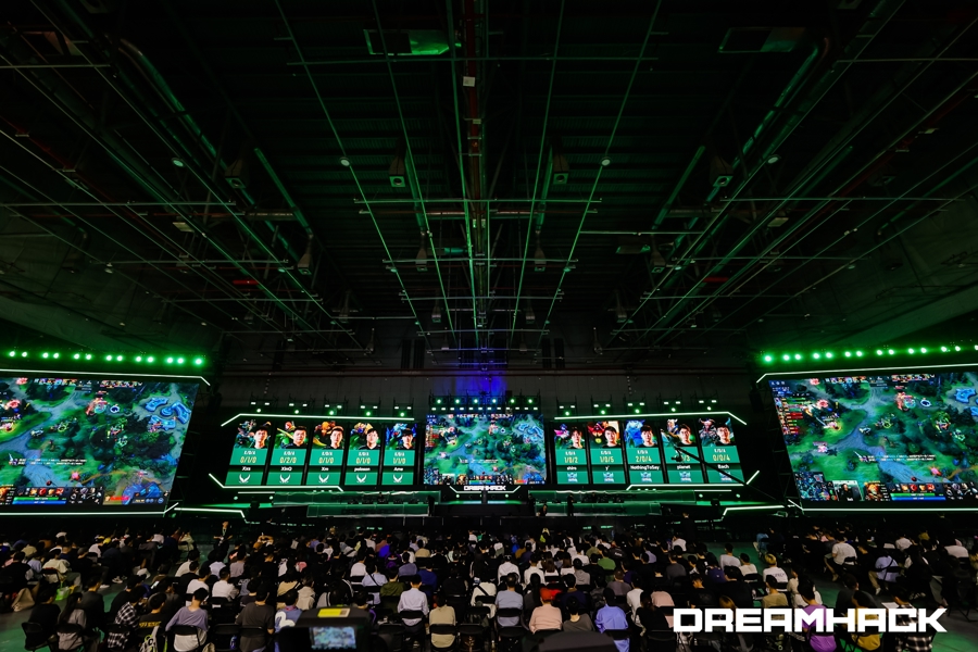 队在激烈竞 队在激烈竞